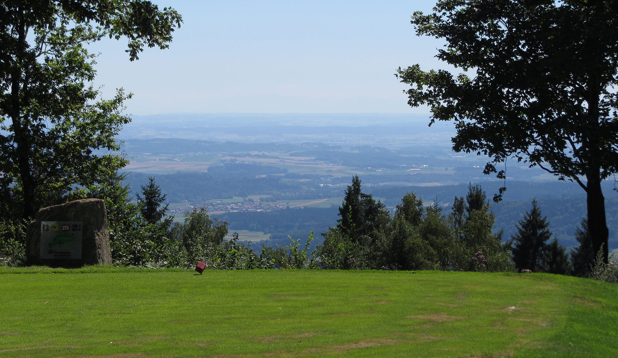 Golfplatz Rusel mit Aussicht in das Tal